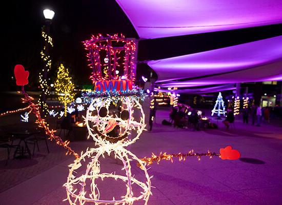 在线博彩 snowman light sculpture